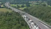 M25 Otoyolunda Kaza ve Aşırı Sıcaklar: Trafikte Mahsur Kalanlar Sağlık Sorunu Yaşıyor