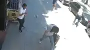 Cumhuriyet Caddesi'nde Binadan Kopan Beton Parçaları Panik Yarattı