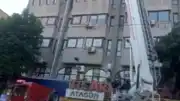 Eskişehir'de Ticaret Sarayı binasından beton parçaları düştü