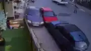 İstanbul Arnavutköy'de Trafik Kazası: Kontrolden Çıkan Araç Bebek Arabası ve Vatandaşa Çarptı