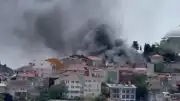 İstanbul Fatih'te Bina Yangını: Çevredeki Araçlar Zarar Gördü