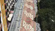 Mardin'de 220 Metre Uzunluğundaki Halı Motifli Cadde İlgi Odağı Oldu