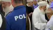 Şanlıurfa'da Cami İçinde El Öpme Tartışması: Polis Memurunun Sıradaki Görüntüsü Tepki Çekti