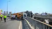 Antalya Aksu'da beton pompası kamyonu üst geçitte devrildi: Tramvay seferleri aksadı