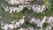 Çin'de Jiaozi Uçurumu'nda Kurtarma Operasyonu: 55 Metreden Düşen Turist Hayatta Kaldı