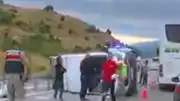 Erzincan-Erzurum Kara Yolunda Minibüs Devrildi: 16 Yaralı