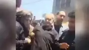 İran'da Hamaney'in Cenaze Töreninde Cumhurbaşkanı Pezeşkiyan ve Dışişleri Bakanı Arakçi Protesto Edildi