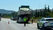 İzmir-Çeşme Otoyolu'nda Otomobil ile Tekne Taşıyan Çekici Çarpıştı