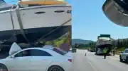 İzmir-Çeşme Otoyolu'nda Otomobil ile Tekne Taşıyan Çekici Çarpıştı