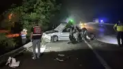 Kocaeli'de tırın arızalı otomobile çarpması sonucu 1 çocuk yaşamını yitirdi, 3 kişi yaralandı