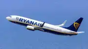 Ryanair Uçuşunda Pencere Arızası: Bir Yolcu Bacaklarından Tutularak Kurtarıldı