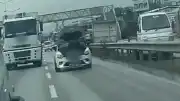 Bursa'da Seyir Halindeki Otomobilde Tehlikeli Tamirat Kamerada