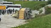 Eyüpsultan'da Kaza: Hafriyat Kamyonu İSKİ Otoparkına Düştü, 2 Yaralı