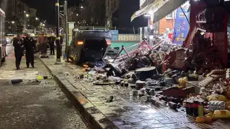 Otomobil markete çarptıktan sonra devrildi