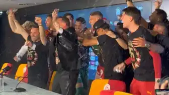 Galatasaraylı Futbolcular Teknik Direktör Okan Buruk'a Basın Toplantısında Sürpriz Ziyaret