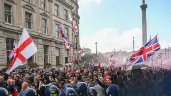 Londra'da Yüksek Gerilim: Aşırı Sağ ve Filistin Destekçisi Gösteriler Polisi Karşı Karşıya Getiriyor