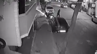 Esenyurt'ta Motosikletli ve Otomobil İçindekiler Arasında Silahlı Çatışma: Çok Sayıda Araç Zarar Gördü