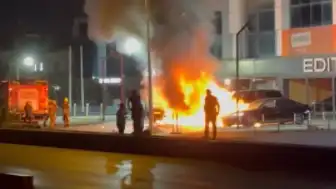 Bakırköy'de 4 Lüks Otomobil Kundaklama Şüphesiyle Yandı: 50 Milyon TL Zarar