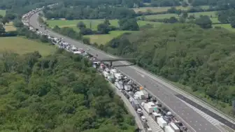 M25 Otoyolunda Kaza ve Aşırı Sıcaklar: Trafikte Mahsur Kalanlar Sağlık Sorunu Yaşıyor