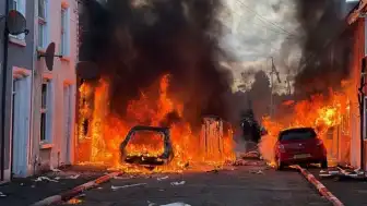 Kuzey İrlanda'da Göçmen Karşıtı Protestolarda Şiddet: Belfast'ta İç Savaş Benzeri Görüntüler
