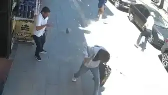 Cumhuriyet Caddesi'nde Binadan Kopan Beton Parçaları Panik Yarattı