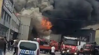Konya'da Yatak Fabrikasında Yangın: 1 İtfaiye Eri Yaralandı