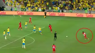 Brezilya Kalecisi Ederson'dan Uzak Mesafeden Gol Yedi, Taraftarlar Destek Verdi