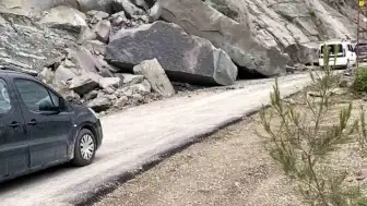 Ayancık'ta Heyelan Nedeniyle Köy Yolu Ulaşıma Kapatıldı