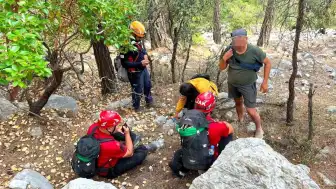 Antalya'da Sarp Arazide Mahsur Kalan 2 Kişi, SOS Mesajıyla Kurtarıldı