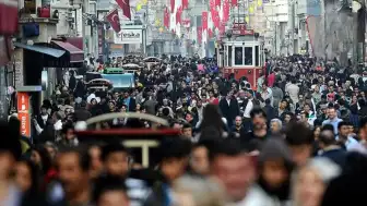 İstanbul'da Nüfus Artışı Kaynakları Zorluyor: Uzmanlar 'Planlı Tersine Göç' Çağrısı Yapıyor