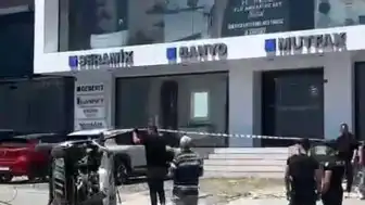 Avcılar'da E-5'te Trafik Kazası: Sürücü Yan Yola Uçtu