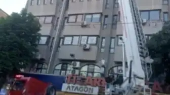 Eskişehir'de Ticaret Sarayı binasından beton parçaları düştü
