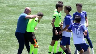 Bursa'da Liseler Arası Futbol Maçında Öğretmenlerden Hakemlere Saldırı