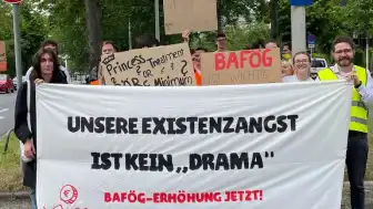 Almanya'da Öğrenciler Geçim Sıkıntısı Nedeniyle Bakan Bär'i Protesto Etti
