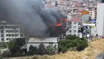 Esenyurt'ta 5 Katlı Binanın Çatısında Çıkan Yangın 4 Binaya Sıçradı