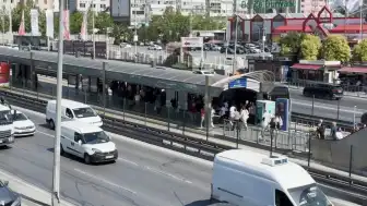 Beylikdüzü Metrobüs Durağında Bıçaklı Kavga: 1 Ölü, Baba ve Oğlu Gözaltında