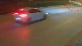 Bursa'da Takla Atan Otomobil Sürücüsü Esnafın Yardımıyla Kurtarıldı