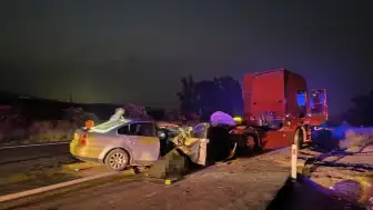Adana Ceyhan'da Otomobilin Tıra Çarpması Sonucu 2 Kişi Yaşamını Yitirdi