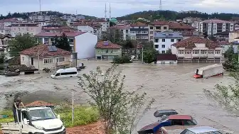 5 İlde Sağanak Etkili Oldu, Bodrum Katları ve Araçlar Sular Altında Kaldı