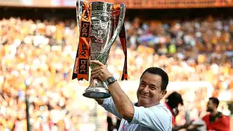 Acun Ilıcalı, Hull City'nin Premier Lig'e Yükselmesiyle Wembley'de Kupayı Kaldırdı