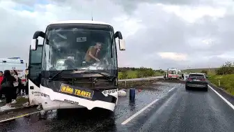 Aksaray'da Tur Otobüsü Refüje Çarptı: 16 Yaralı