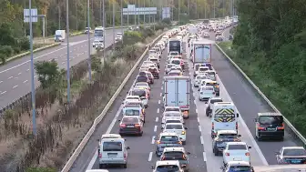 Anadolu Otoyolu Düzce Geçişinde Kurban Bayramı Dönüşü Trafik Yoğunluğu