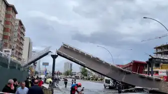 Ankara'da Damperi Açık Kamyon Üst Geçide Çarparak Yıktı: 3 Yaralı