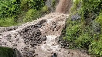 Artvin Borçka'da Heyelan ve Taşkınlar Köy Yollarını Kapattı