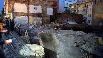 Balıkesir'de Temel Kazısı Sırasında 3 Katlı Bina Yıkıldı