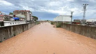 Bartın'da Sağanak Yağış Denizin Rengini Kahverengiye Çevirdi