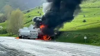 Bitlis'te Çarpışan 2 TIR Alev Aldı: 2 Ölü