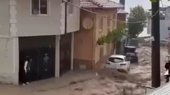 Bursa'da Şiddetli Yağış Sel ve Su Baskınlarına Neden Oldu