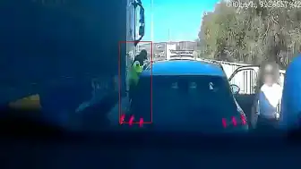 Çeşme'de Jandarma Personeli Tır ile Otomobil Arasında Sıkıştı: Ölümden Döndü