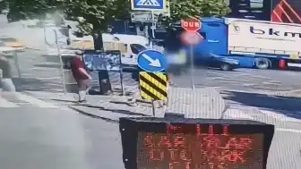 Dolmabahçe'de Trafik Polisi Kadına Minibüs Çarptı: Ağır Yaralandı